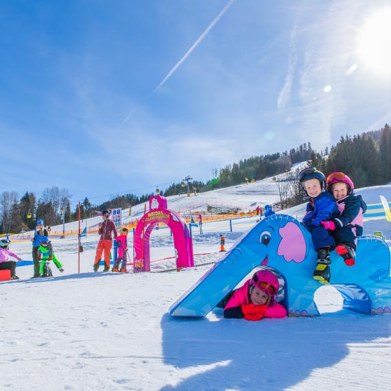hauser-kaibling-kinder-im-wollis-kids-park-spiel-spaß-im-schnee hauser-kaibling-kinder-im-wollis-kids-park-spiel-spaß-im-schnee